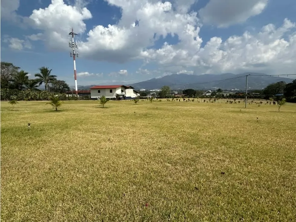 Precioso lote totalmente plano Uso de suelo Mixto, listo para ...
