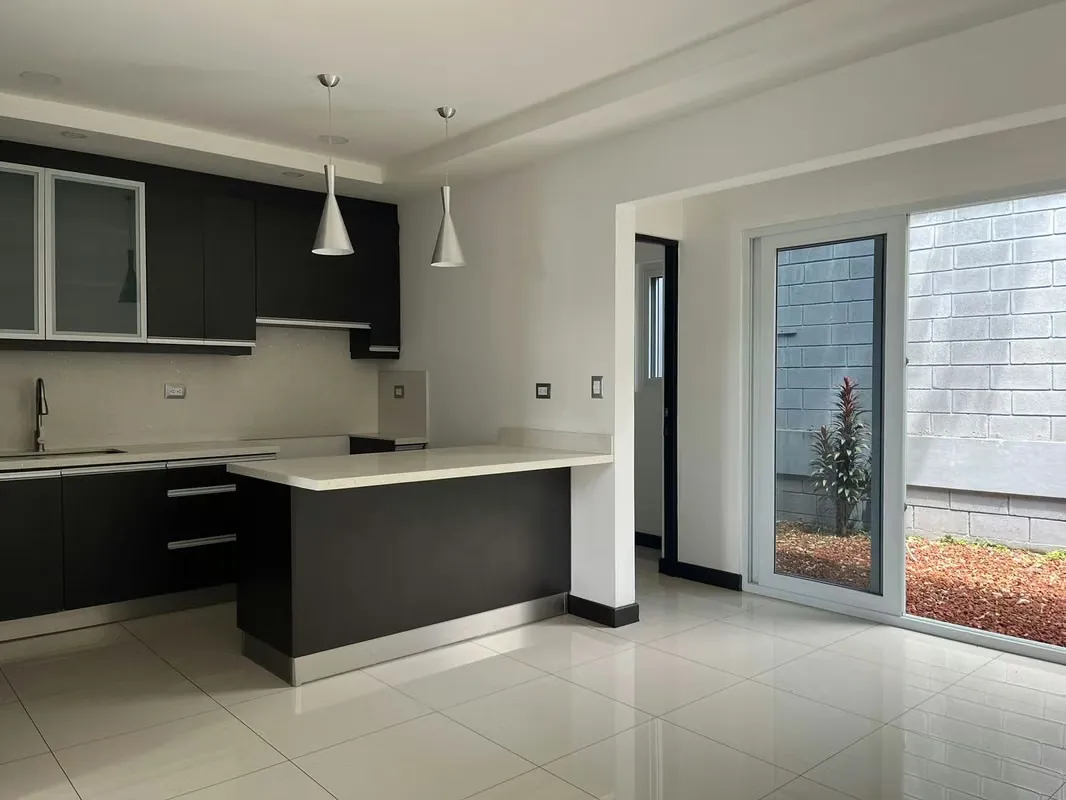 SE ALQUILA TOWNHOUSE  RÍO ORO, SANTA ANA*