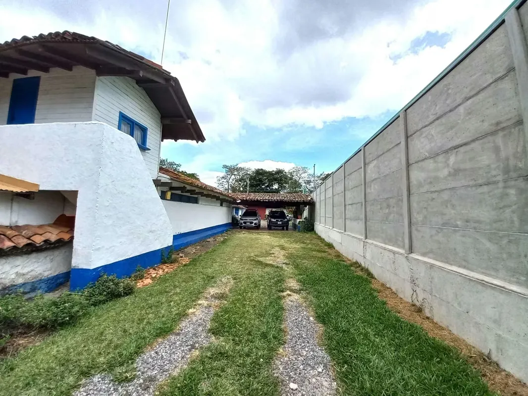 This independent lot has an excellent location, in the center of Santa Rosa, near the Catholic Church of Santa Rosa, 100 meters from the public school and 200 meters from the football ... — photo 3