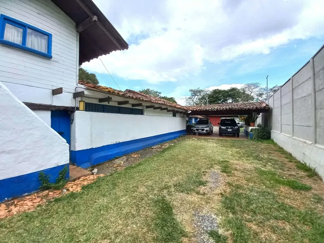 This independent lot has an excellent location, in the center of Santa Rosa, near the Catholic Church of Santa Rosa, 100 meters from the public school and 200 meters from the football ... — photo 4