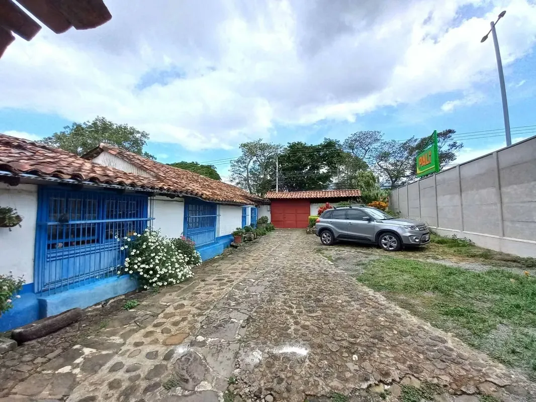 This independent lot has an excellent location, in the center of Santa Rosa, near the Catholic Church of Santa Rosa, 100 meters from the public school and 200 meters from the football ... — photo 5