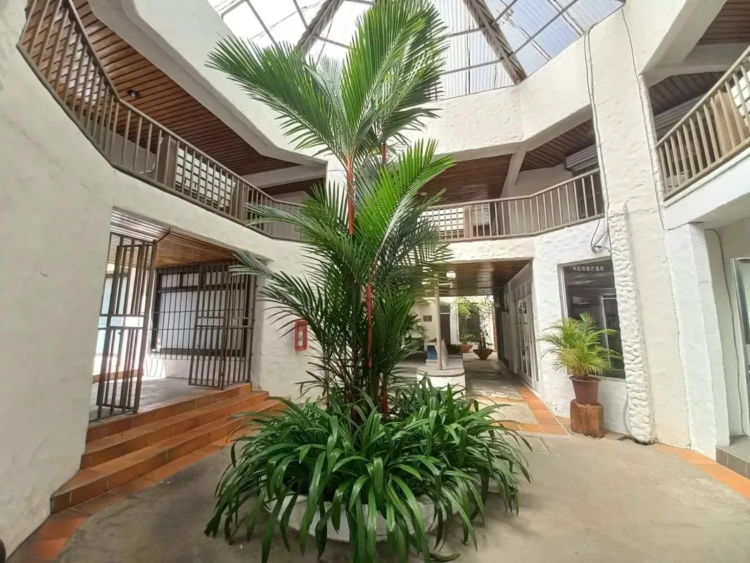 Local in a Shopping Center that has an excellent location, on the main street of San Rafael de Escazú.