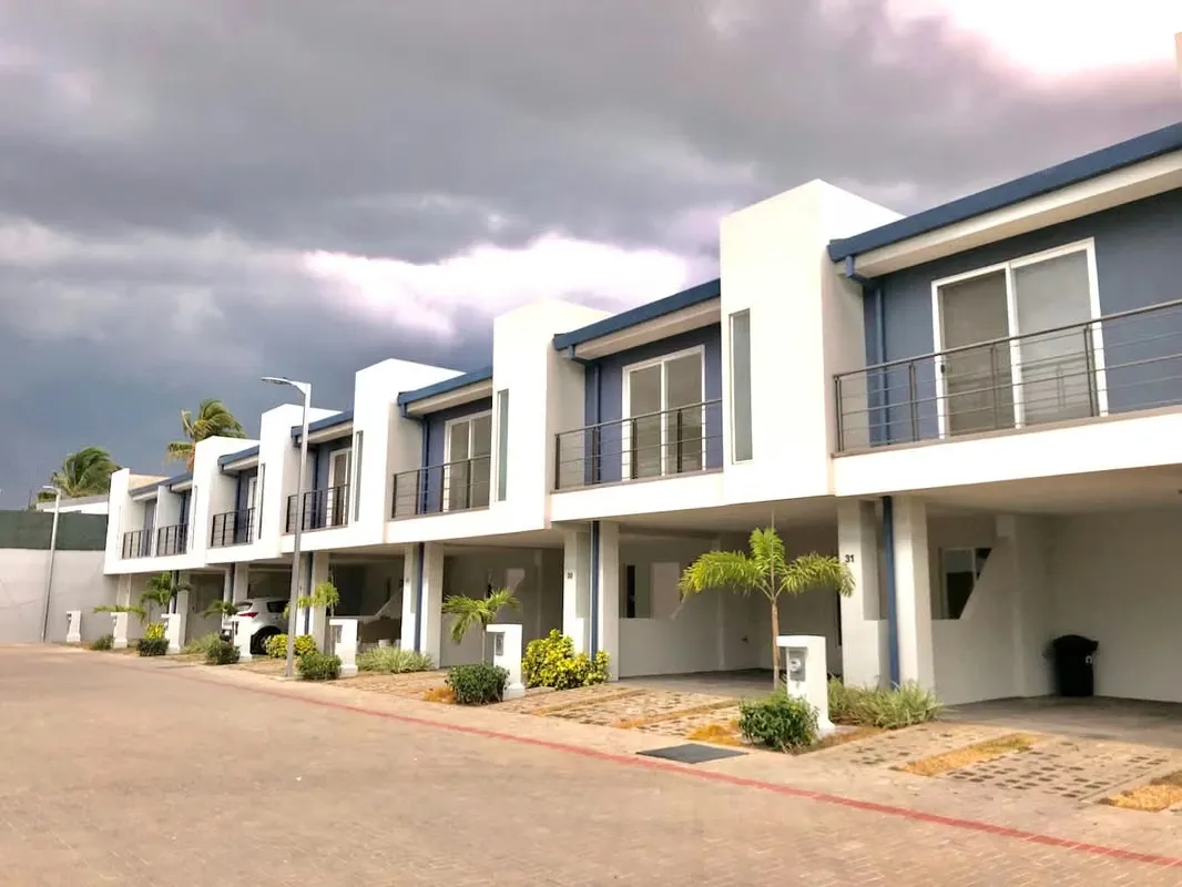 HOUSE FOR SALE WITH APPLIANCES IN CONDOMINIUM-SANTA ANA
