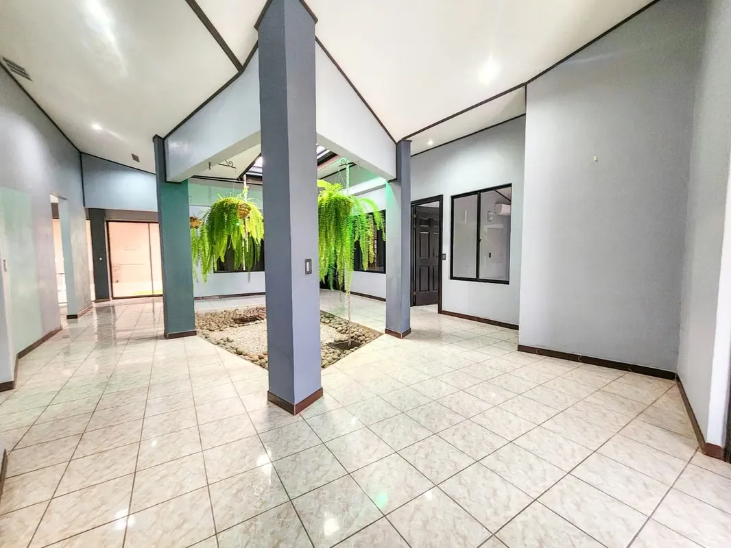 CASA ESQUINERA EN SANTA ANA CENTRO - POTENCIAL PARA AMPLIAR O NEGOCIO