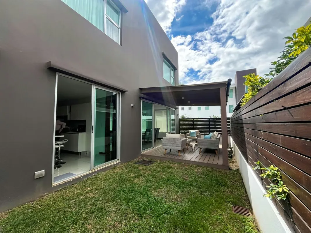 VENTA DE CASA DE 3 NIVELES COMO NUEVA EN CONDOMINIO NUVO