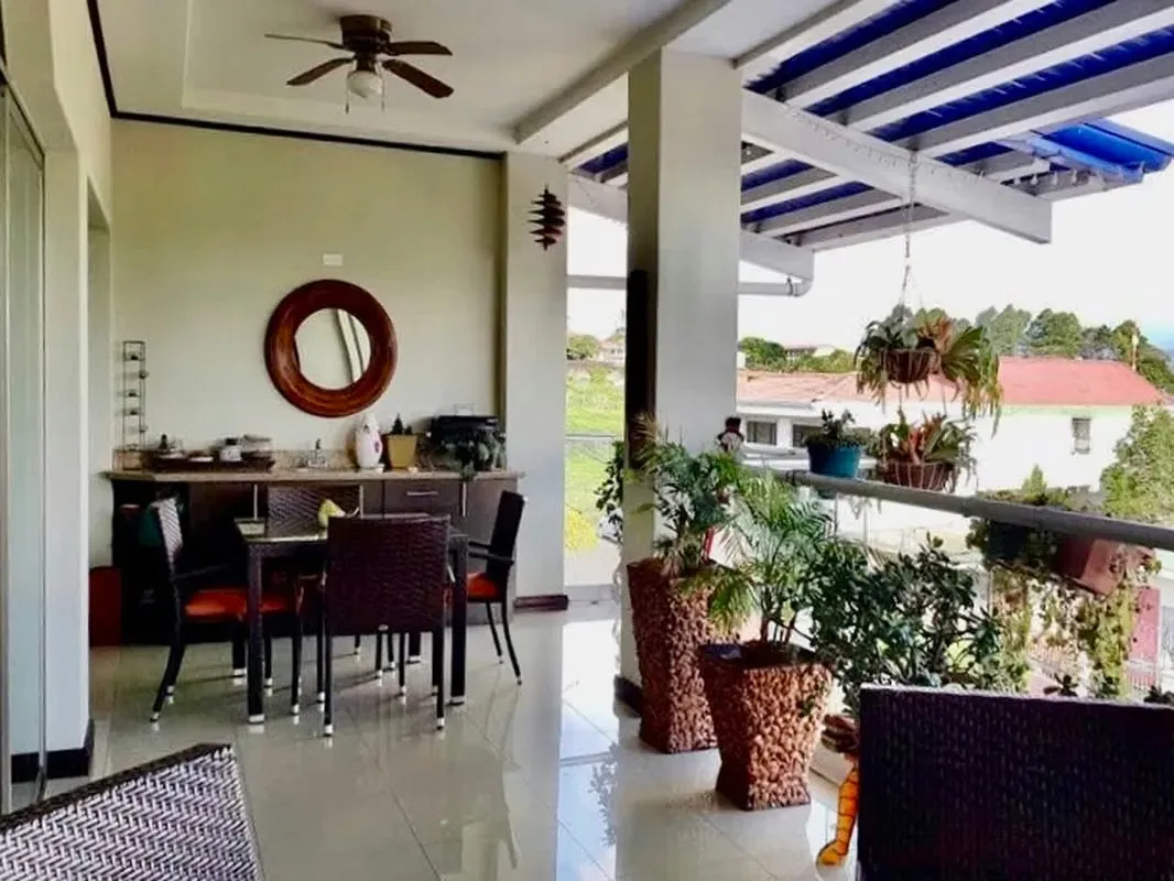 In Sabana Sur, Mata Redonda district, we have this luxurious and spacious 1-floor apartment with modern architecture and incredible ...