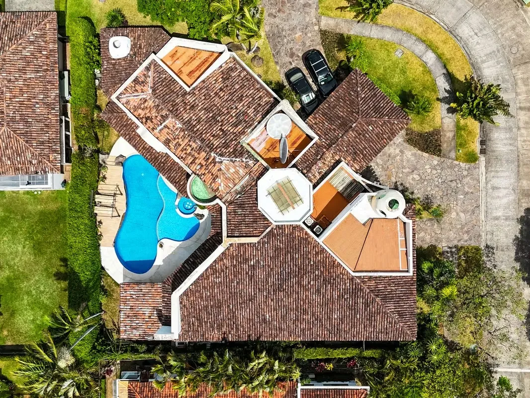 VENTA DE CASA EN CONDOMINIO BOSQUES DE LINDORA CON PISCINA