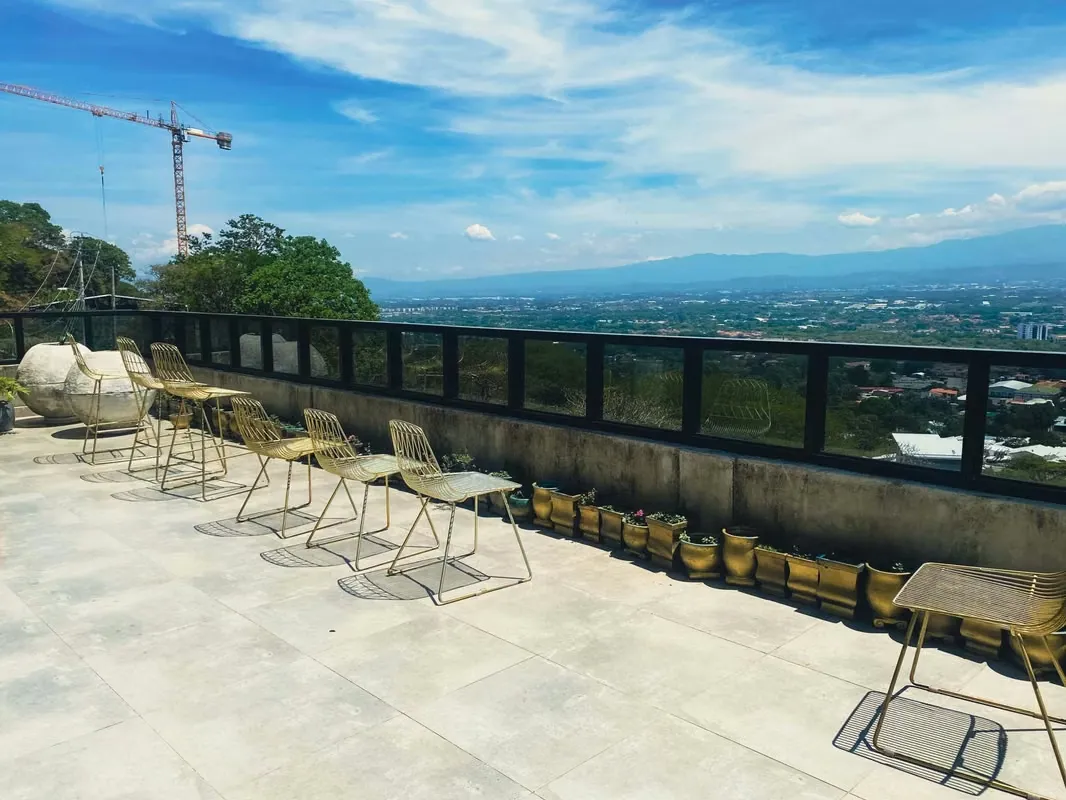 FOR RENT MODERN BUILDING IN SANTA ANA