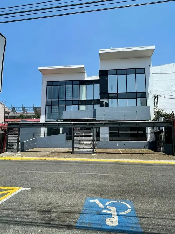 A pasos del INS, Estadio de Heredia, bancos, restaurantes y transporte público.