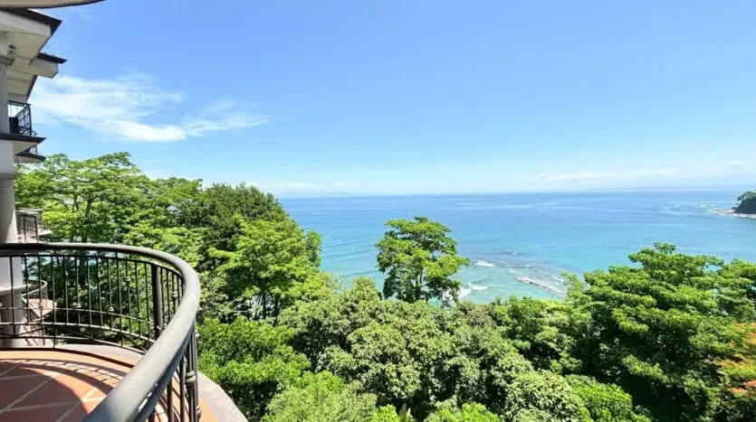 Luxury Ocean View Apartment for Sale Preguntar a ChatGPT