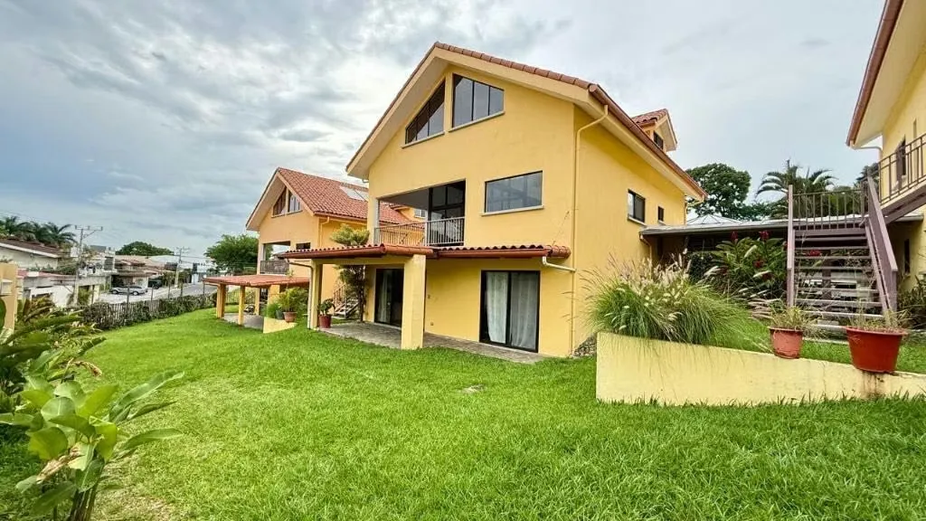 Ubicada en una de las zonas residenciales más exclusivas y estratégicas de Ciudad Cariari, esta propiedad ofrece una combinación excepcional de amplitud, privacidad y versatilidad. ... — photo 3