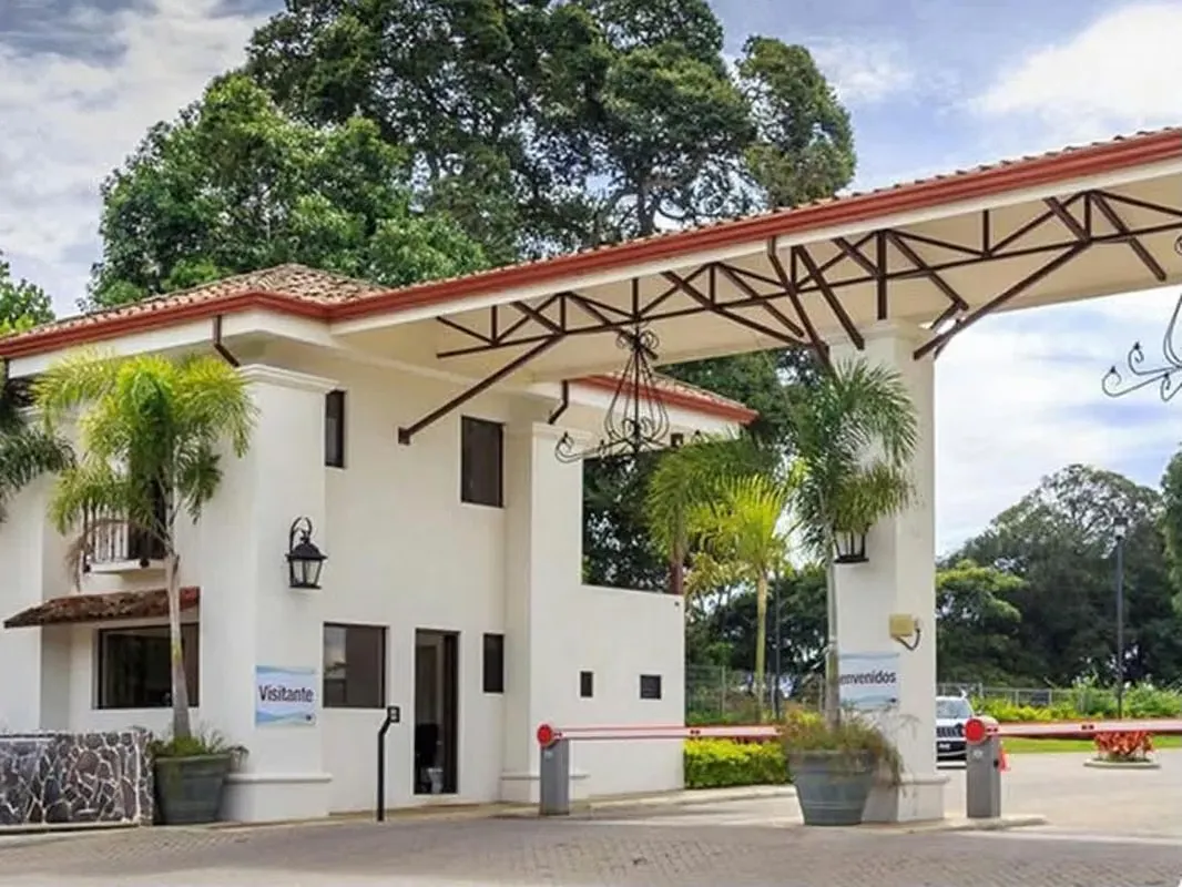 It has easy access and proximity to all the services you need in your daily life, such as supermarkets, banks, pharmacies, ...