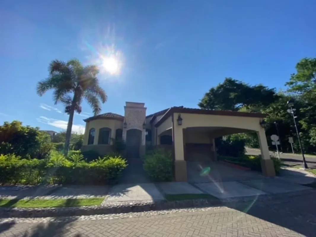 CASA EN CONDOMINIO - PARA INVERSION- PIEDADES-SANTA ANA