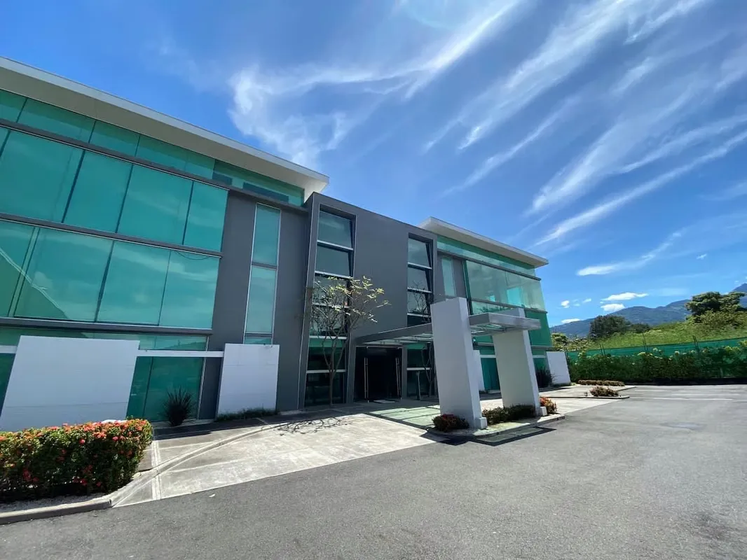 These offices are located in a building that has an excellent location and easy access. Route 27 is very close, with all the benefits that this implies.
