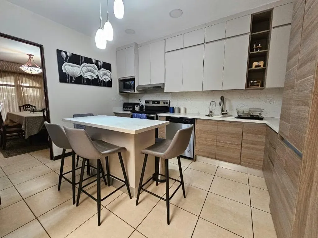 SE VENDE casa remodelada en condominio en Lomas de Ayarco, Curridabat.