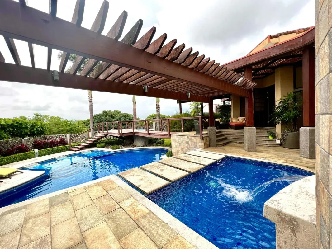 LUJOSA CASA DE 1 NIVEL EN VENTA EN GUACHIPELIN