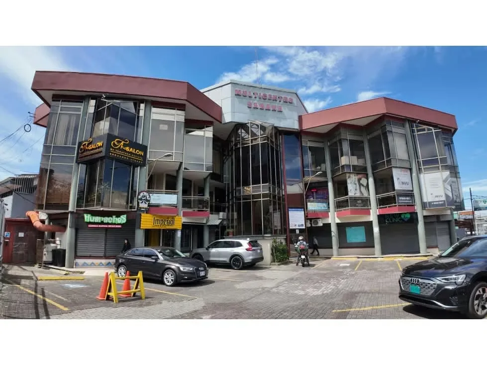 Oportunidad de alquilar un excelente local comercial ubicado en la segunda planta del reconocido Centro ...