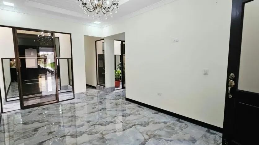 Ubicada en el tranquilo y seguro Residencial Cataluña, muy cerca de La Giralda y a escasos minutos del centro de Alajuela, esta casa representa una verdadera ...