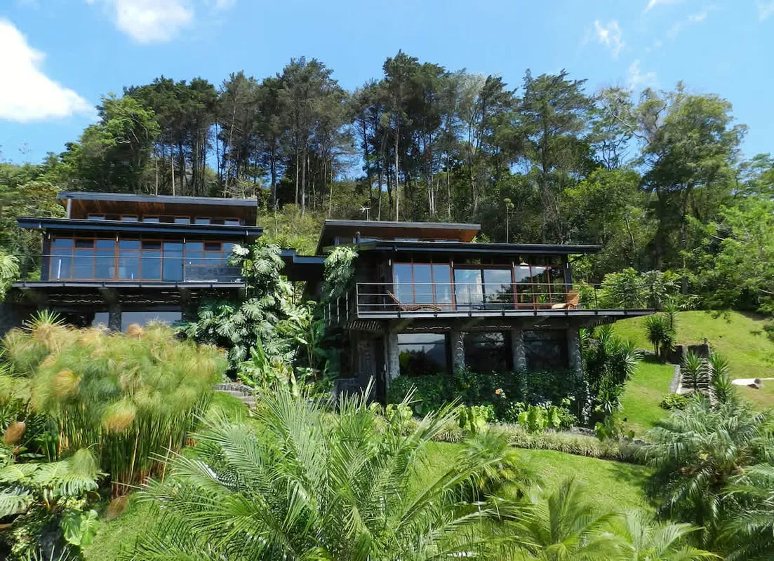 Casa con cuatro cabañas en venta en las montañas de Aserrí 24049