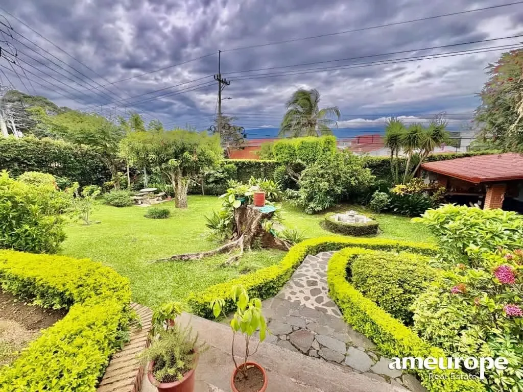 This beautiful 3-bedroom + maids quarter independent house, located in one of the most exclusive areas of San Rafael, Escazú, between Distrito Cuatro and Alto Las Palomas, combines ...