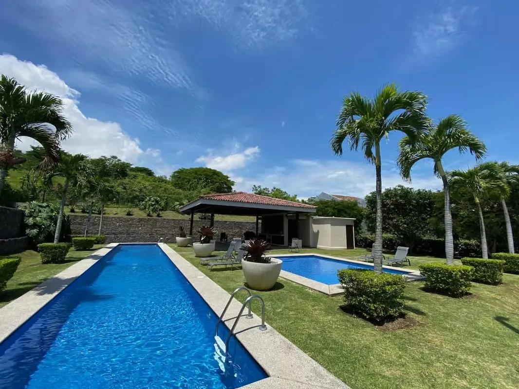 With a very comfortable location and easy access, being on the main street, we have this beautiful commercial-residential complex called Del ...
