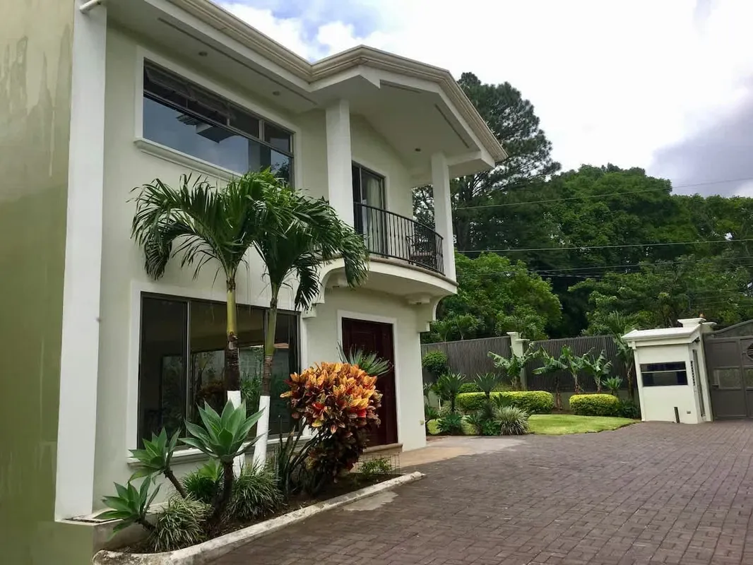 HOUSE FOR SALE IN SANTA ANA