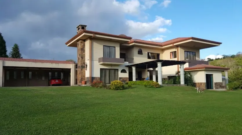 Hermosa propiedad con amplia zona verde, en residencial con una única entrada y salida, dando tranquilidad y seguridad a los vecinos, en la encantadora zona de San ...