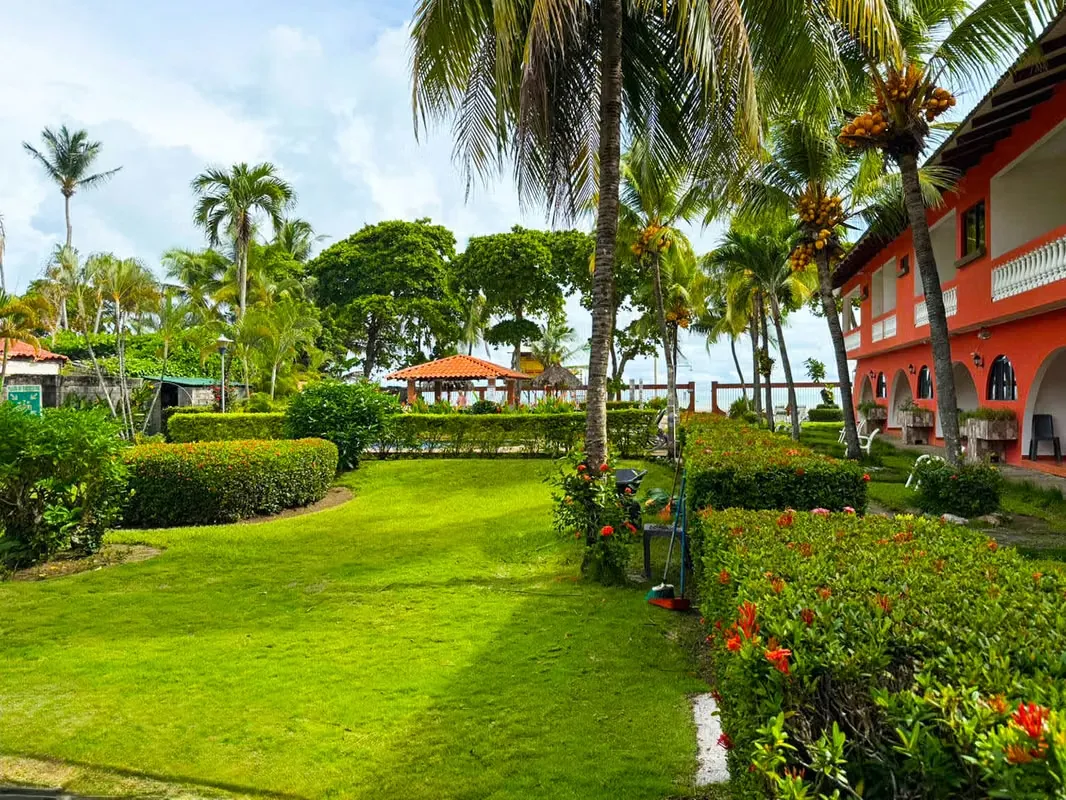 Se vende hotel frente a la playa en Jacó, Puntarenas (MV).