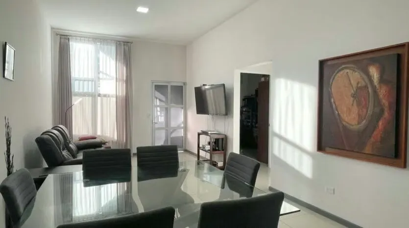 Hermosa casa de habitaciones de una planta con construcción 100% en Block, cuenta con un área de construcción de 130 m2.