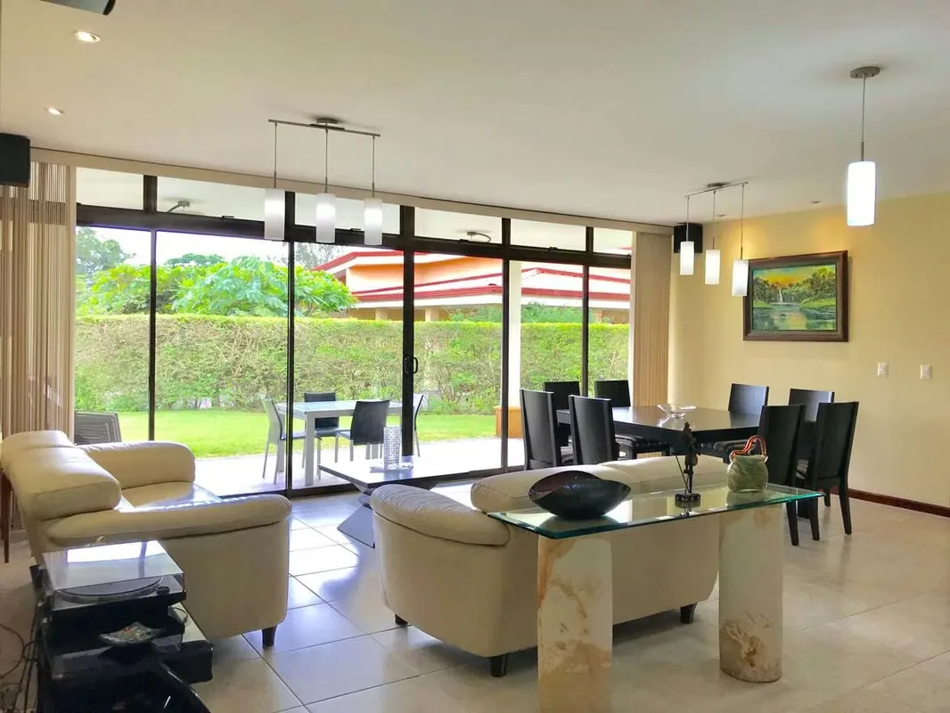 VENTA DE CASA DE UNA PLANTA EN CONDOMINIO-PIEDADES, SANTA ANA