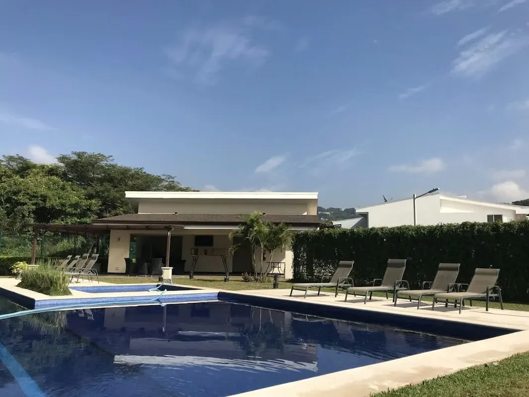 CASA MODERNA EN CONDOMINIO - POZOS