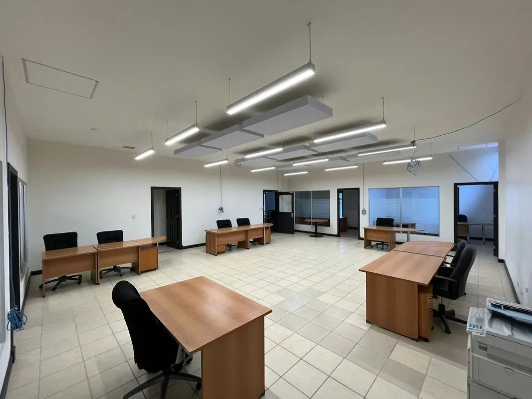 This ofi-warehouse has an excellent location and easy access, in Guachipelín de Escazú. Near the access to route 27 and thus to various areas such as Belén, Escazú and Santa Ana. It ...