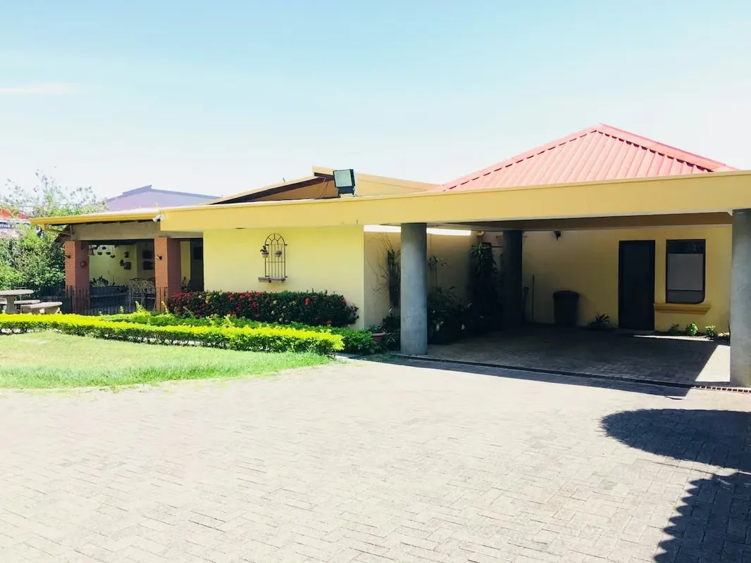 INDEPENDENT HOUSE IN POZOS DE SANTA ANA