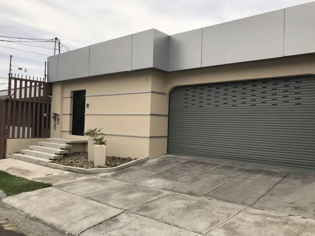 VENTA DE CASA DE OFICINAS COMPLETAMENTE AMUEBLADAS-ROHRMOSER