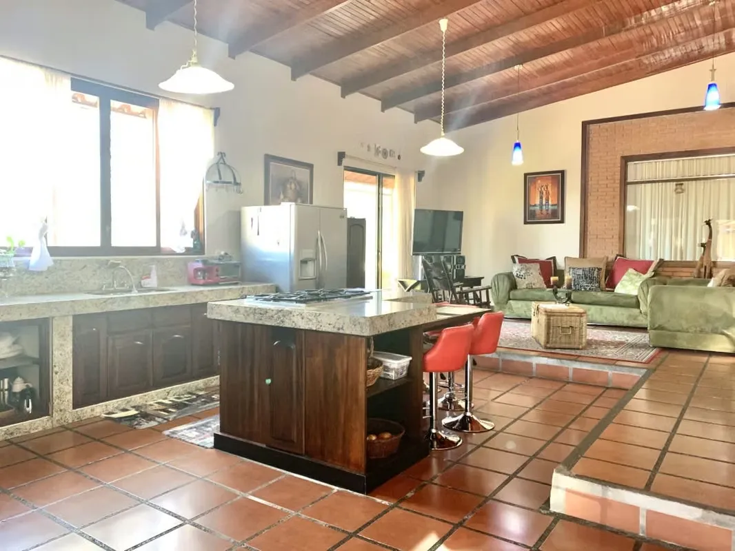 Sale of large independent house, located in Mora, near shopping centers, with close access to Route 27 that connects San José - Caldera, a few minutes from supermarkets, hospitals, ... — photo 3