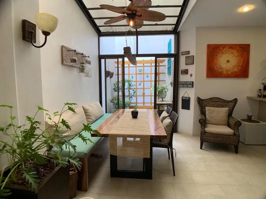With an excellent location, and strategically, between Santa Ana and Escazú, specifically in Guachipelín, we have this small condominium, very quiet and safe. — photo 2