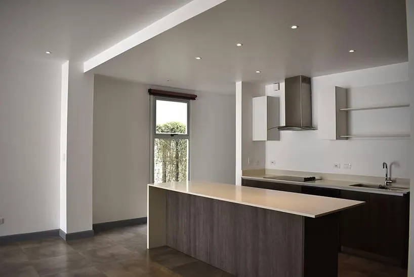 Casa de dos plantas con acabados de lujo, ubicada en exclusivo condominio de solo 15 unidades en Lindora. Excelente ubicación, ...