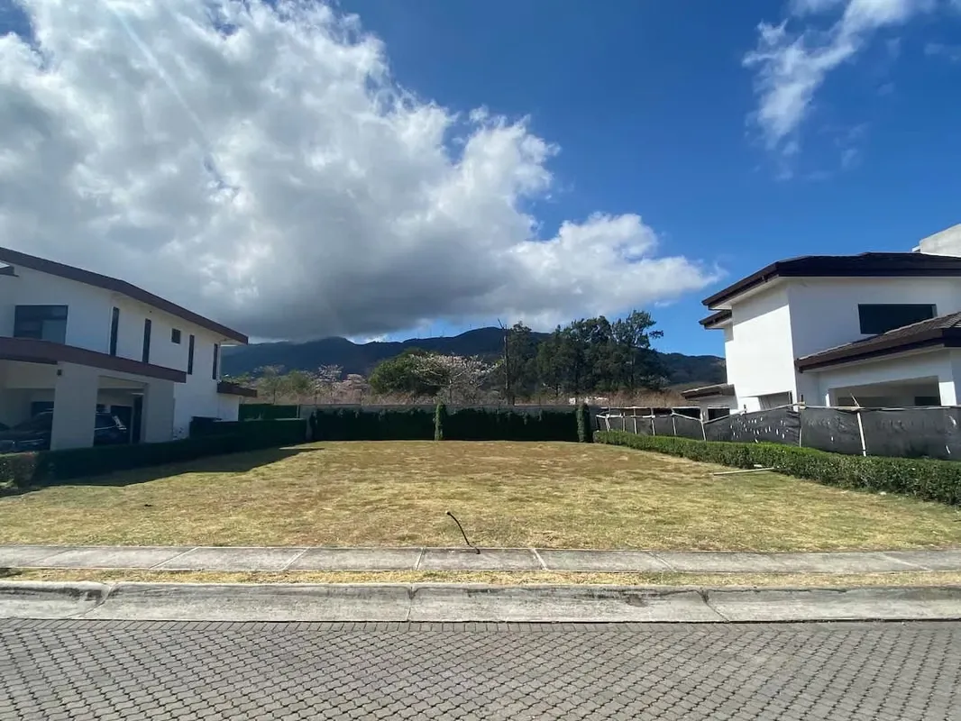 VENTA DE LOTE PLANO EN CONDOMINIO - SANTA ANA
