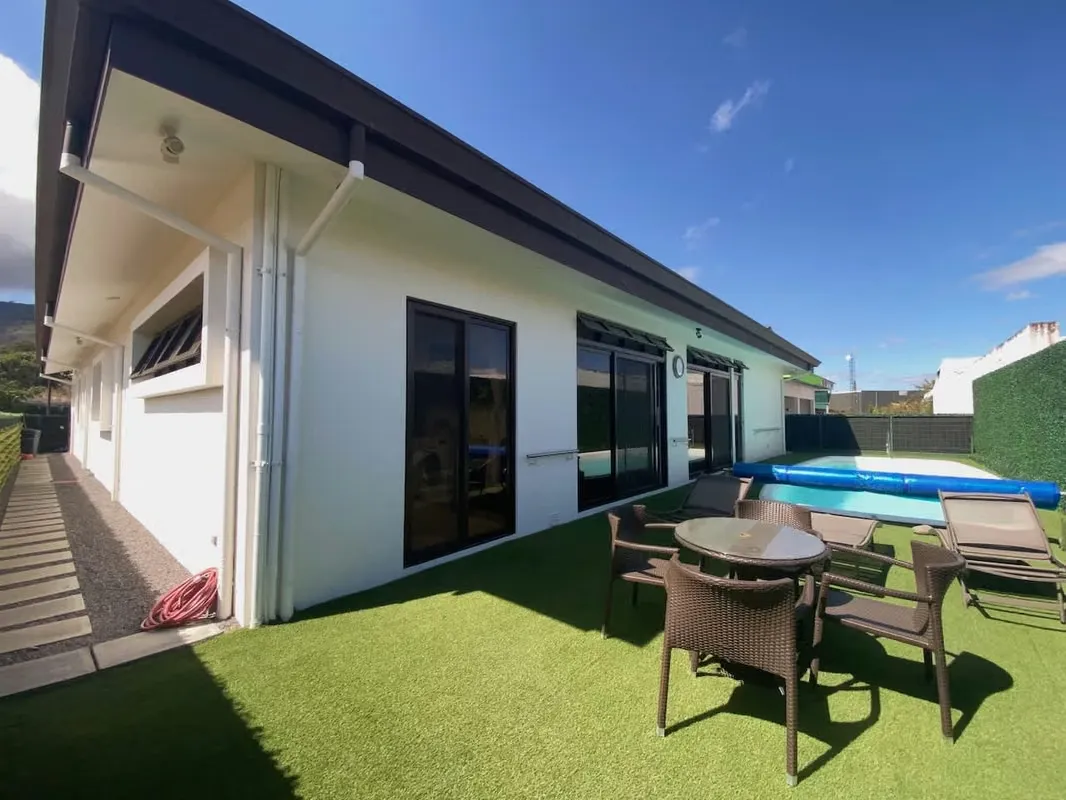 VENTA DE CASA DE UNA PLANTA EN CONDOMINIO - SANTA ANA