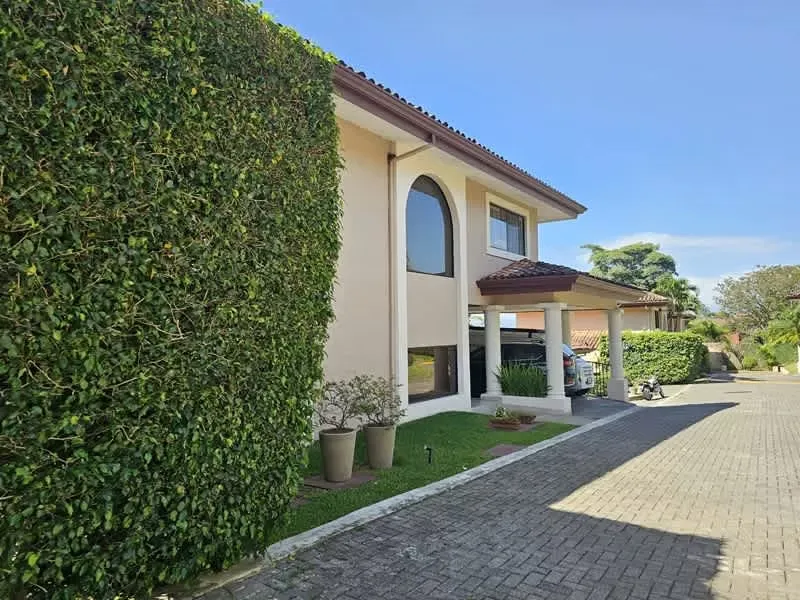 This is a beautiful house with spacious spaces, filled with natural light and ...