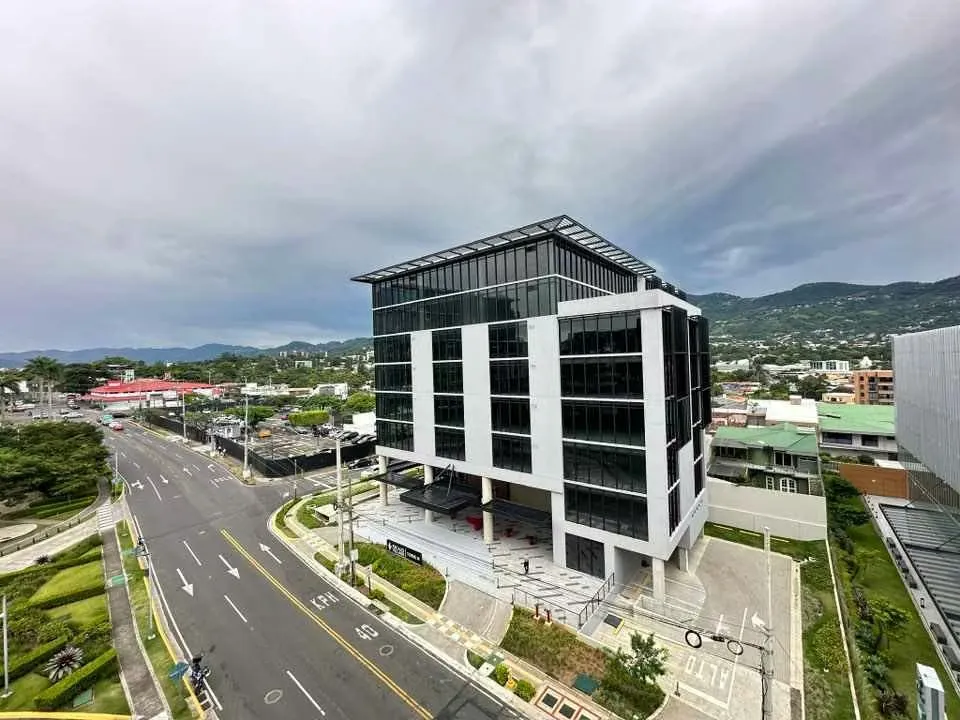 Spectacular fully furnished apartment in the exclusive Escazú Village condominium, located on the sixth floor with a beautiful sunset view. This property stands out for its modern ...
