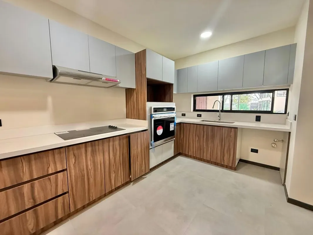 Modern brand-new home located in a strategic area in the heart of Santa Ana, within an exclusive gated community with exceptional amenities. Perfect for those seeking comfort, great ...