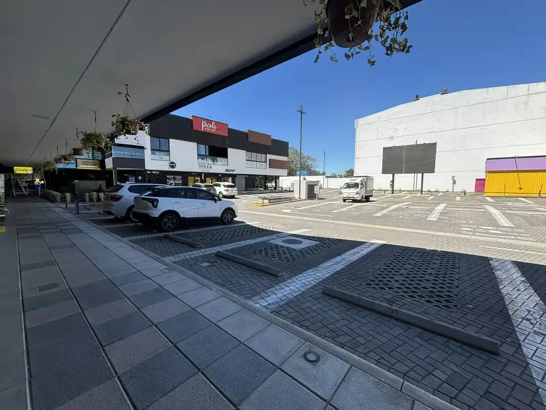 Excelente oportunidad para ubicar tu marca en plaza comercial consolidada en San Rafael de Escazú, sobre zona ...