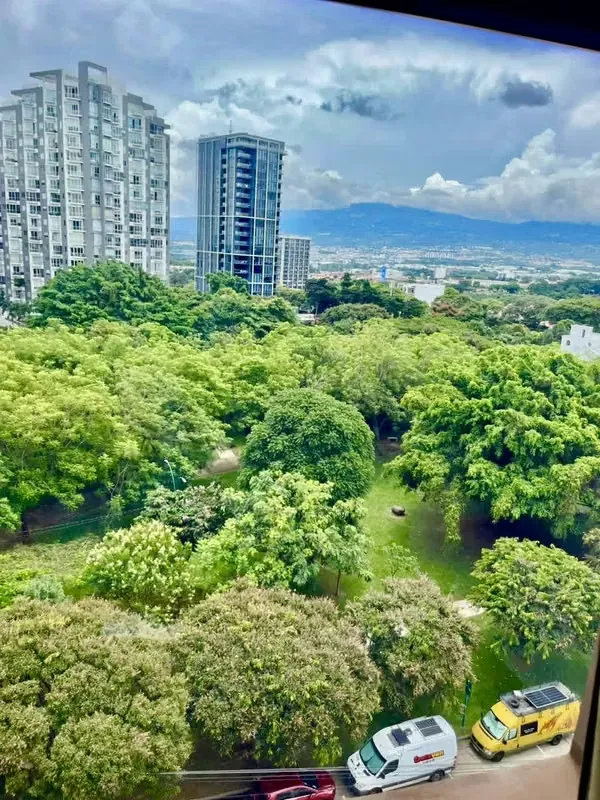 Una oportunidad única para vivir con estilo en una de las torres más exclusivas de Rohrmoser, ...
