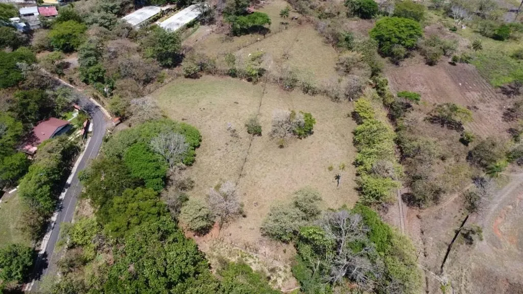 Hermoso Terreno en Venta con Uso de Suelo Mixto y servicios públicos de agua y electricidad.
