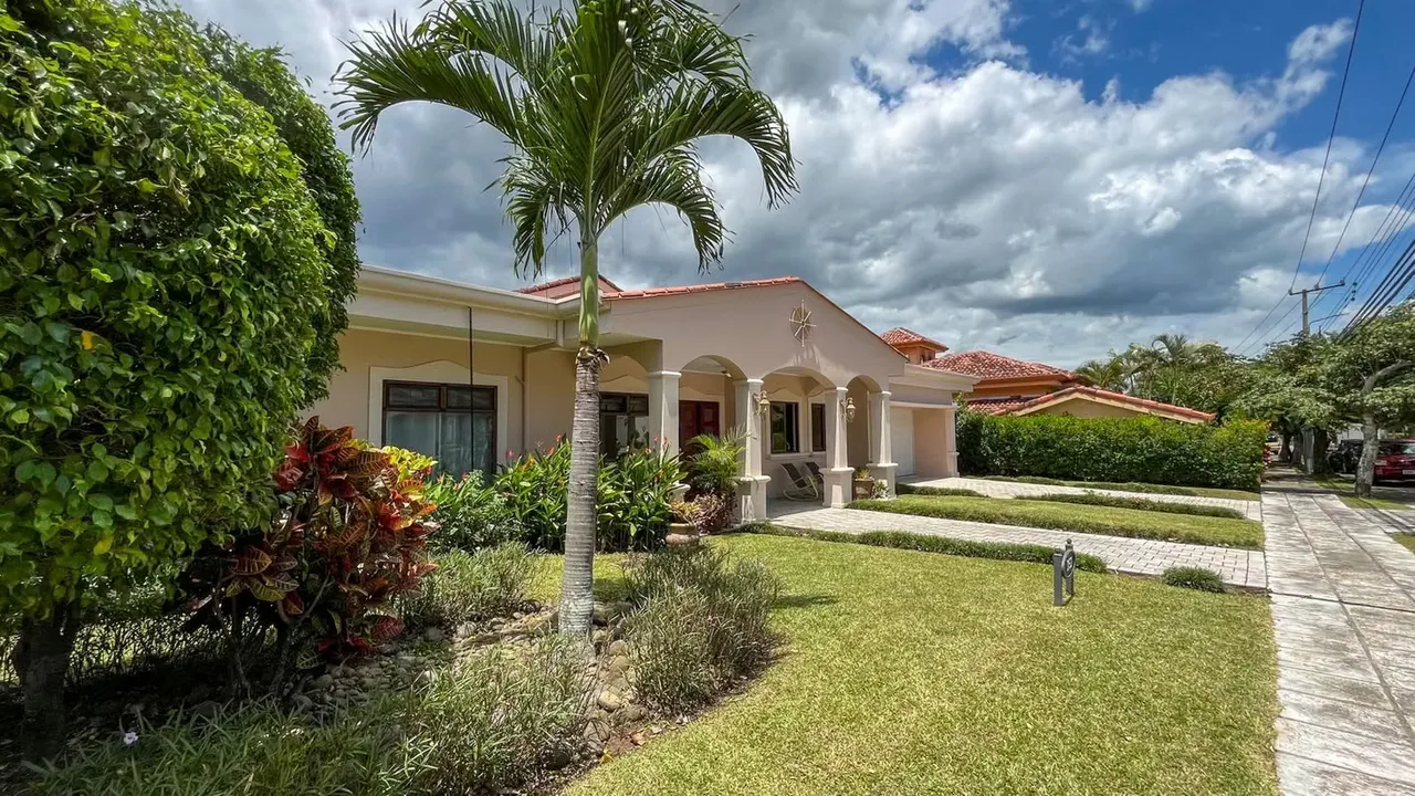 For Sale. Santa Ana: Single-Story Home with Large Garden in Golf Community