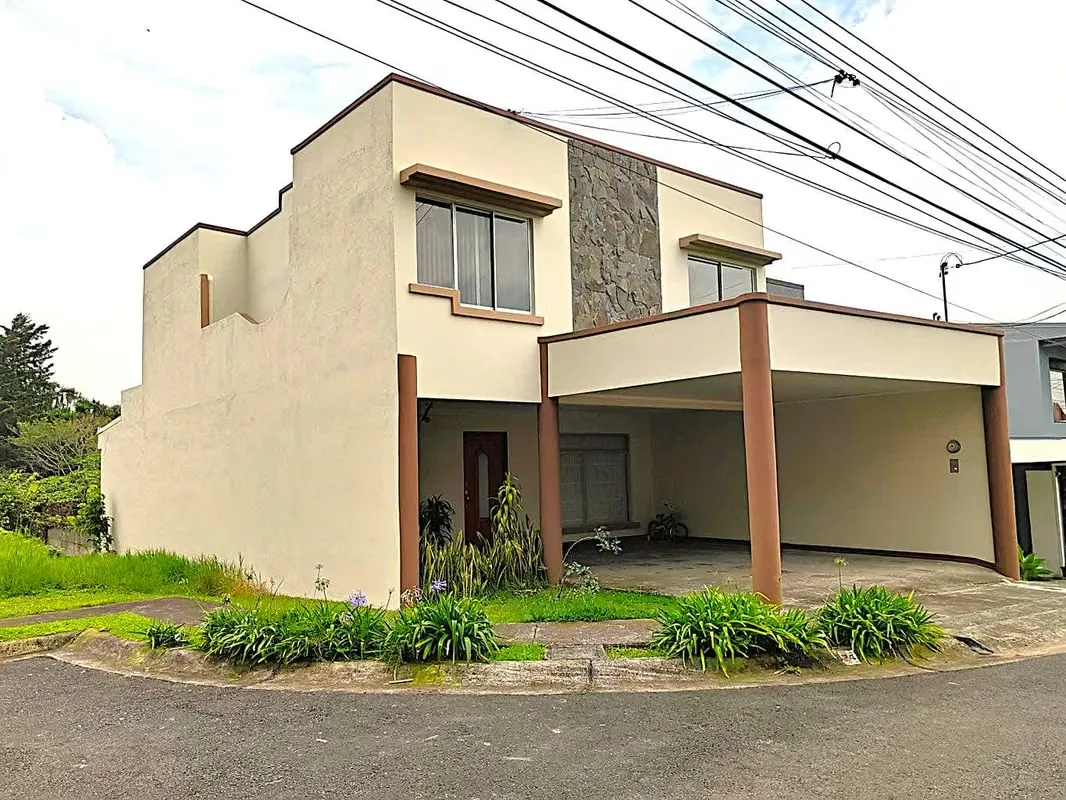 Casa en Venta en Moravia - Coronado con 4 hab. y 2 salas de TV Naturaleza y estilo de vida familiar