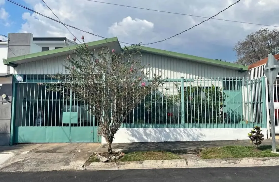 La casa cuenta con un terreno de 180m2. Totalmente construida.