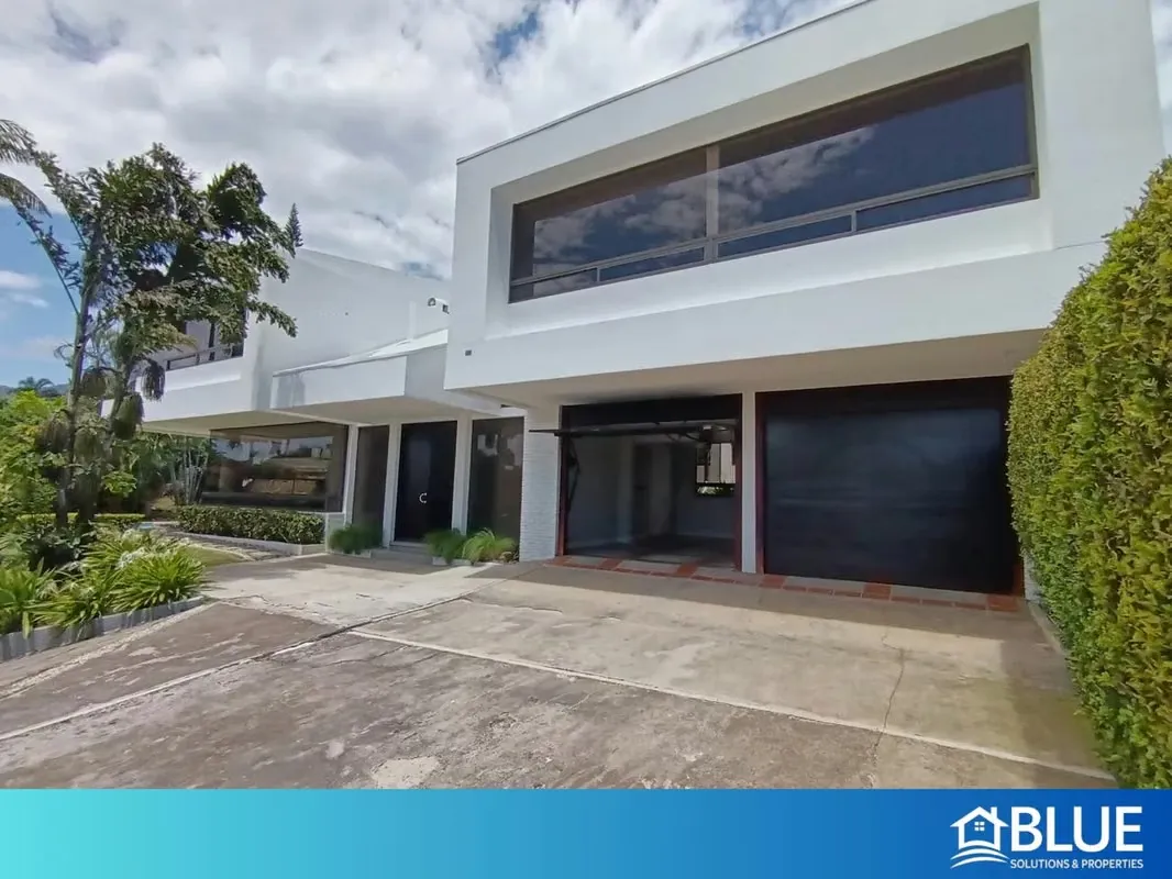 Impressive mansion for sale in San Rafael de Escazú. Located in a prestigious residential area, with access in just a few minutes to Escazú center, Santa Ana, route 27, among many ...