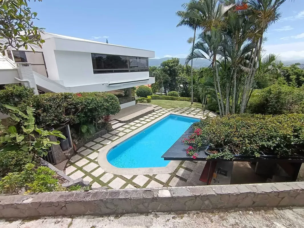 Impressive mansion for sale in San Rafael de Escazú. Located in a prestigious residential area, with access in just a few minutes to Escazú center, Santa Ana, route 27, among many ... — photo 2